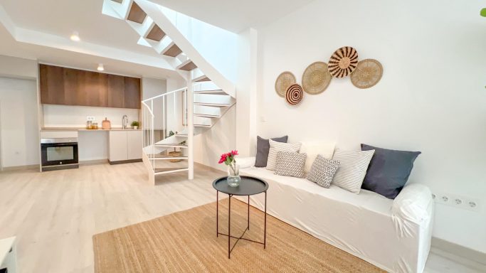 Livingroom Sala de estar moderna con sofá blanco, mesa de centro y decoración minimalista.