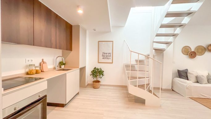 Kitchen - Cocina Cocina moderna con escalera, planta abierta y decoración minimalista.